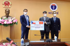 Chính phủ Cộng hoà Séc trao tặng Việt Nam 250.800 liều vaccine phòng COVID-19