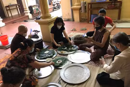 Hà Nội: Nhà chùa gói gần 400 chiếc bánh tẻ tặng lực lượng công an trực chốt kiểm soát COVID-19