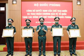 Trao Huân chương Bảo vệ Tổ quốc hạng Ba cho 5 Thứ trưởng Bộ Quốc phòng