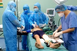 Nghệ An: Bé trai 13 tuổi bị thanh sắt dài khoảng một mét đâm xuyên ngực