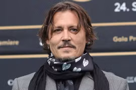 Johnny Depp nhận giải thưởng phim ảnh dù vướng bê bối đời tư
