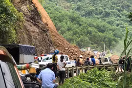 Hà Giang: Quốc lộ 4C ùn tắc kéo dài do sạt taluy dương