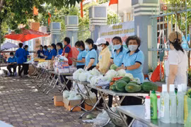 TP. HCM: Trao hàng nghìn phần quà cùng cư dân vượt qua đại dịch