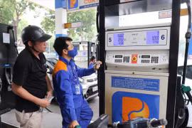 Kỳ điều chỉnh ngày 11/8: Giá xăng đứng yên, giá dầu cắm đầu đi xuống