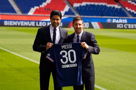Siêu sao Lionel Messi chính thức ra mắt PSG, mặc áo đấu số 30