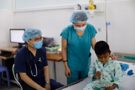 Bé trai 9 tuổi được cứu sống nhờ thận của cha