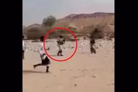 Trọng tài dùng súng thay tiếng còi trận đá phủi ở Yemen
