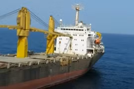 Tàu Iran bị tấn công bằng tên lửa hoặc bom ở Biển Đỏ
