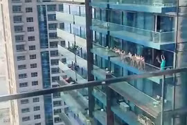 40 người mẫu bị bắt giữ vì chụp ảnh khỏa thân ngoài ban công