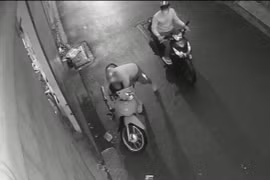 Hai thanh niên bẻ khóa, trộm xe máy của vợ chồng công nhân