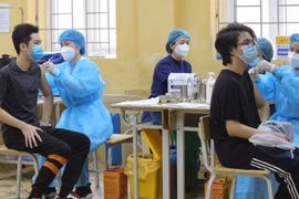 Những học sinh THPT đầu tiên ở Hà Nội được tiêm vaccine ngừa COVID-19