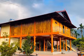 Mạc Văn Khoa xây nhà sàn tặng bố mẹ