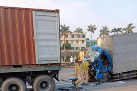 Cabin xe tải nát bét sau vụ húc đuôi xe container, một người nguy kịch