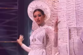Hoa hậu Khánh Vân trình diễn trang phục “Kén Em” tại Miss Universe