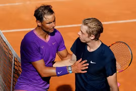 Rafael Nadal giành chiến thắng nghẹt thở trước Shapovalov
