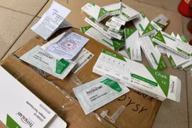 Bắt quả tang một cơ sở bán test thử nhanh COVID-19 không rõ nguồn gốc