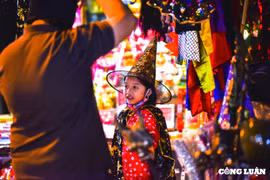 Hà Nội: Cận kề lễ Halloween, phố Hàng Mã vắng vẻ lạ thường