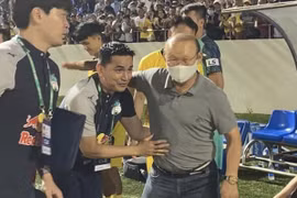 HLV Park Hang Seo nói gì với Kiatisuk khi HAGL dẫn đầu V.League?