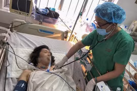 Cứu người đàn ông dùng dao tự đâm, tim ngừng đập khi đang mổ