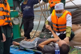 Cứu thành công 8 thuyền viên gặp nạn đắm tàu ngoài khơi