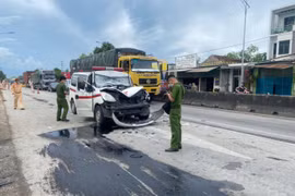 Xe cứu thương tông đuôi xe tải trên quốc lộ 1 khiến 5 người bị thương