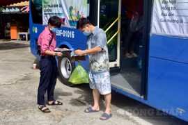 'Hô biến' xe buýt thành siêu thị di động chở đầy ắp rau củ bán cho người dân TP. HCM