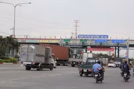 Tranh thủ xả trạm BOT, nhiều xe giao hàng "lách" vượt chốt chặn vào TPHCM