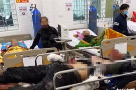 Pháo chế phát nổ, 3 nam sinh lớp 10 bị thương, 1 em nát hai bàn tay