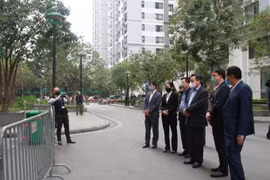 Phó Bí thư Thành ủy Nguyễn Văn Phong kiểm tra công tác phòng, chống dịch trên địa bàn quận Hai Bà Trưng