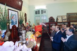 Thủ tướng dâng hương tưởng nhớ các lãnh đạo tiền bối của Đảng, Nhà nước
