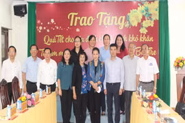 Chủ tịch Quốc hội trao quà Tết cho gia đình chính sách, trẻ mồ côi tỉnh Bến Tre