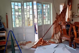 Bình Dương: Nổ lớn xảy ra ở khu dân cư, 4 căn nhà bị hư hỏng nặng