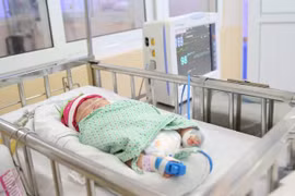 Hà Nội: Phát hiện một bé sơ sinh bị bỏ rơi tại Long Biên