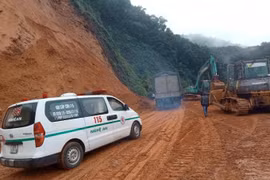 Hà Tĩnh: Thông xe lên cửa khẩu quốc tế Cầu Treo sau gần 6 giờ sạt lở
