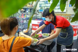 Bún phở, cà phê sáng tấp nập khách đến sau khi Hà Nội cho phép phục vụ tại chỗ