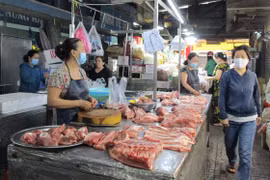 Hà Nội: Giá thịt lợn chợ dân sinh hạ nhiệt, sức mua không cao