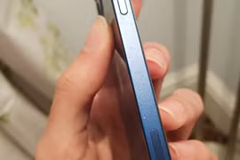 Vỏ ngoài iPhone 12 bị xuống cấp dù mới sử dụng chưa được nửa năm