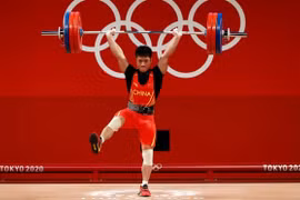 Vận động viên Trung Quốc đứng 1 chân nâng tạ phá kỷ lục Olympic Tokyo 2020