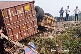 Quảng Trị: 1 người tử vong, 9 người bị thương trong vụ xe container đâm 4 ô tô rơi xuống vực