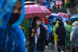 Hàng nghìn người dân "đội mưa" đi chùa Tam Chúc ngày cuối tuần