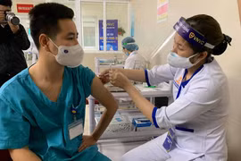 10 nhân viên y tế Bệnh viện Thanh Nhàn gặp phản ứng sau khi tiêm vắc xin Covid-19
