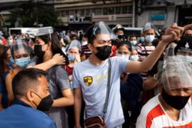 Hỗn loạn ở Manila khi hàng nghìn người đổ xô đi tiêm vắc xin COVID-19 trước lệnh phong tỏa