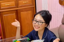 Phương Mỹ Chi được đàn chị H'Hen Niê trao đồ tiếp tế trong khu phong toả