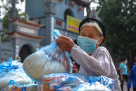 Hà Nội: Phát gạo, mì tôm miễn phí cho những người gặp khó khăn trên địa bàn phường Phú Đô