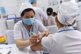 Phân bổ, tiêm vaccine phòng COVID-19 không phân biệt giữa lực lượng y tế công–tư