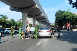 Hà Nội: Shipper “thông chốt” kiểm soát dịch Covid-19 khiến 1 chiến sĩ công an nhập viện