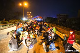 Hy vọng chạy lại những đoàn tàu khách đưa người lao động nghèo trở về quê hương