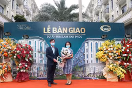 Nỗ lực vượt “bão” Covid, Him Lam Vạn Phúc chào đón những cư dân đầu tiên