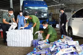 Sóc Trăng: Bắt giữ 2 đối tượng mua, bán vận chuyển 11.200 bao thuốc lá nhập lậu