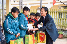 Chi đoàn Báo Lao động và Xã hội "Mang xuân ấm đến vùng biên"